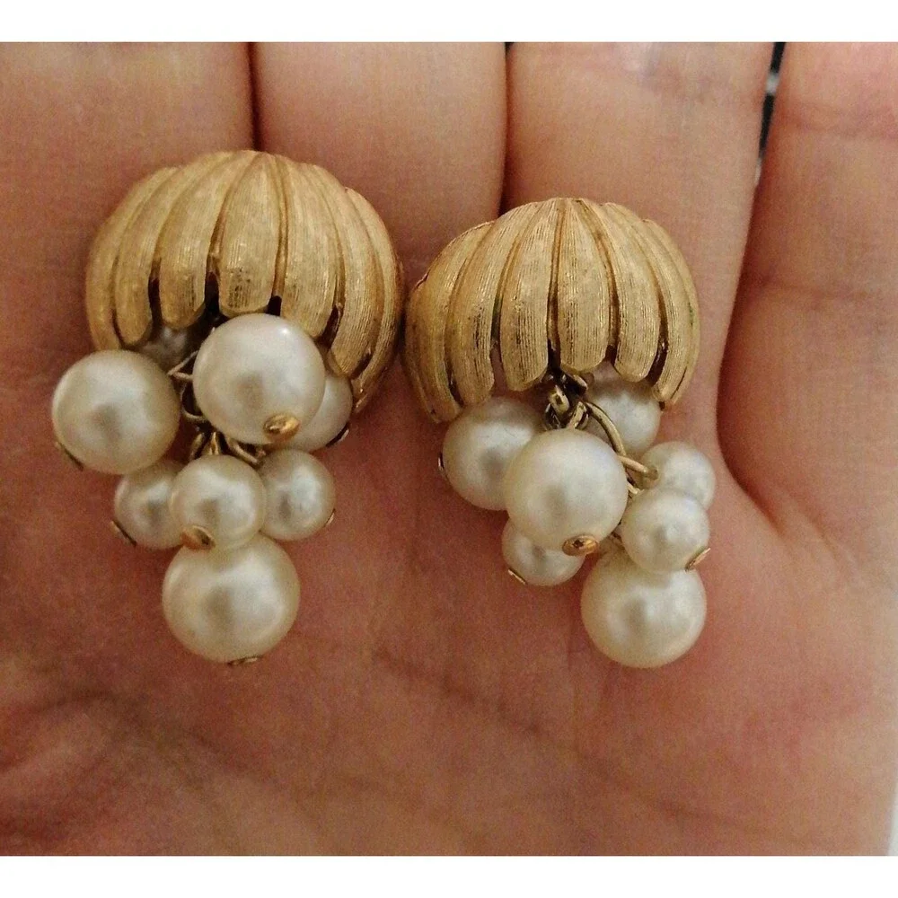 Vintage dangle faux pearl cluster earrings screwback clip on